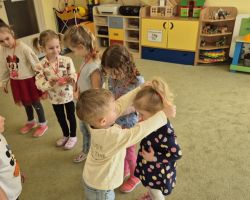 dzieci podczas obchodów dnia kobiet