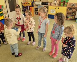 dzieci podczas obchodów dnia kobiet