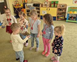 dzieci podczas obchodów dnia kobiet