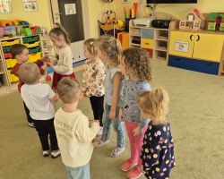 dzieci podczas obchodów dnia kobiet