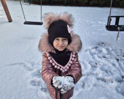 dzieci podczas zabaw na śniegu