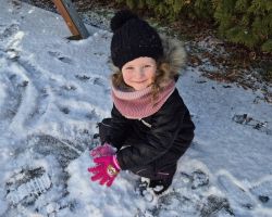 dzieci podczas zabaw na śniegu