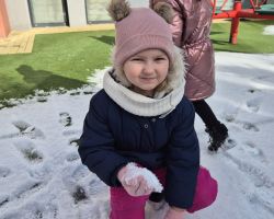 dzieci podczas zabaw na śniegu