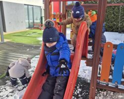 dzieci podczas zabaw na śniegu