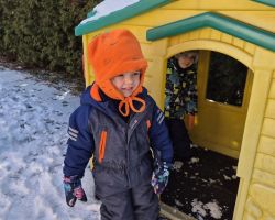 dzieci podczas zabaw na śniegu