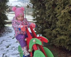 dzieci podczas zabaw na śniegu