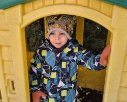 dzieci podczas zabaw na śniegu