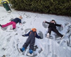 dzieci podczas zabaw na śniegu