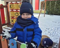 dzieci podczas zabaw na śniegu