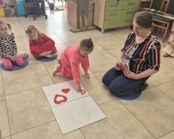 dzieci i bibliotekarka podczas zajęć w bibliotece