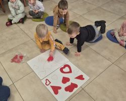 dzieci i bibliotekarka podczas zajęć w bibliotece