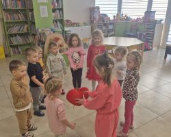 dzieci i bibliotekarka podczas zajęć w bibliotece