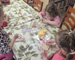 dzieci i bibliotekarka podczas zajęć w bibliotece