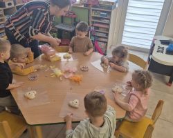 dzieci i bibliotekarka podczas zajęć w bibliotece