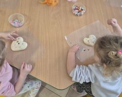 dzieci i bibliotekarka podczas zajęć w bibliotece