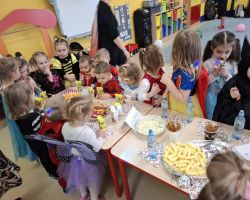 dzieci, nauczyciele i animator podczas balu karnawałowego