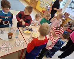 dzieci, nauczyciele i animator podczas balu karnawałowego