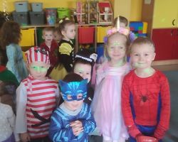 dzieci, nauczyciele i animator podczas balu karnawałowego