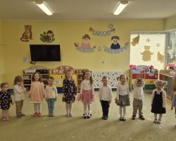 dzieci oraz babcie i dzidkowie podczas uroczystości z okazji dnia babci i dziadka