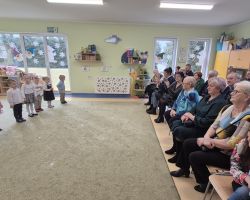 dzieci oraz babcie i dzidkowie podczas uroczystości z okazji dnia babci i dziadka