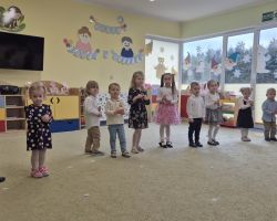 dzieci oraz babcie i dzidkowie podczas uroczystości z okazji dnia babci i dziadka