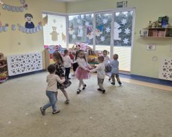 dzieci oraz babcie i dzidkowie podczas uroczystości z okazji dnia babci i dziadka