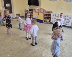 dzieci oraz babcie i dzidkowie podczas uroczystości z okazji dnia babci i dziadka