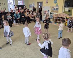 dzieci oraz babcie i dzidkowie podczas uroczystości z okazji dnia babci i dziadka