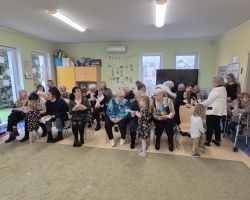 dzieci oraz babcie i dzidkowie podczas uroczystości z okazji dnia babci i dziadka