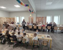 dzieci oraz babcie i dzidkowie podczas uroczystości z okazji dnia babci i dziadka