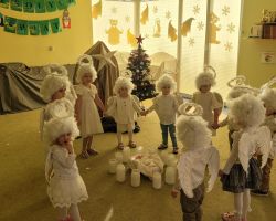 dzieci i rodzice podczas występu świątecznego i uroczystości wigilijnej