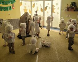 dzieci i rodzice podczas występu świątecznego i uroczystości wigilijnej