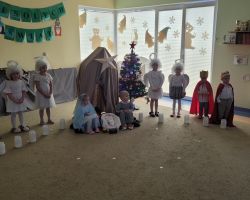 dzieci i rodzice podczas występu świątecznego i uroczystości wigilijnej