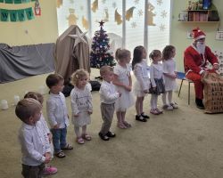 dzieci i rodzice podczas występu świątecznego i uroczystości wigilijnej