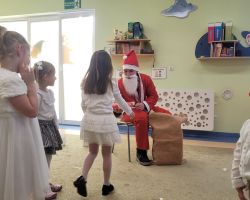 dzieci i rodzice podczas występu świątecznego i uroczystości wigilijnej