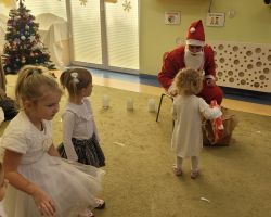 dzieci i rodzice podczas występu świątecznego i uroczystości wigilijnej