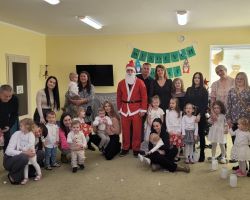 dzieci i rodzice podczas występu świątecznego i uroczystości wigilijnej