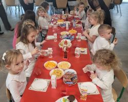 dzieci i rodzice podczas występu świątecznego i uroczystości wigilijnej