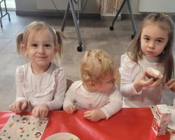 dzieci i rodzice podczas występu świątecznego i uroczystości wigilijnej