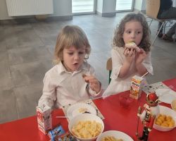 dzieci i rodzice podczas występu świątecznego i uroczystości wigilijnej