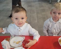 dzieci i rodzice podczas występu świątecznego i uroczystości wigilijnej