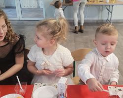 dzieci i rodzice podczas występu świątecznego i uroczystości wigilijnej