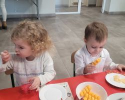 dzieci i rodzice podczas występu świątecznego i uroczystości wigilijnej