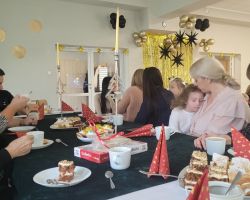 dzieci i rodzice podczas występu świątecznego i uroczystości wigilijnej