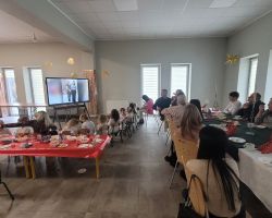 dzieci i rodzice podczas występu świątecznego i uroczystości wigilijnej