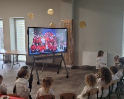 dzieci i rodzice podczas występu świątecznego i uroczystości wigilijnej