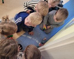 dzieci obserwujące psikusy elfa