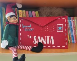 dzieci obserwujące psikusy elfa