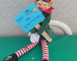 dzieci obserwujące psikusy elfa