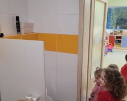 dzieci obserwujące psikusy elfa